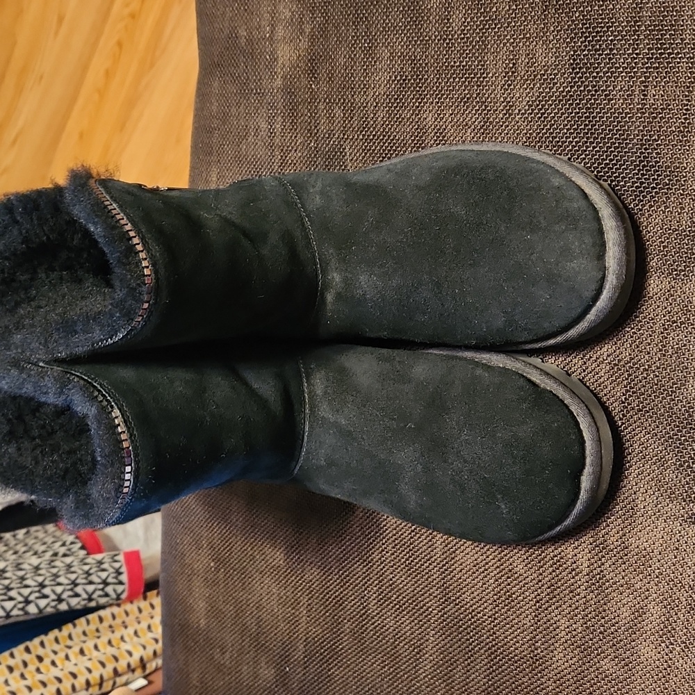 Ugg Size 7 - image 2